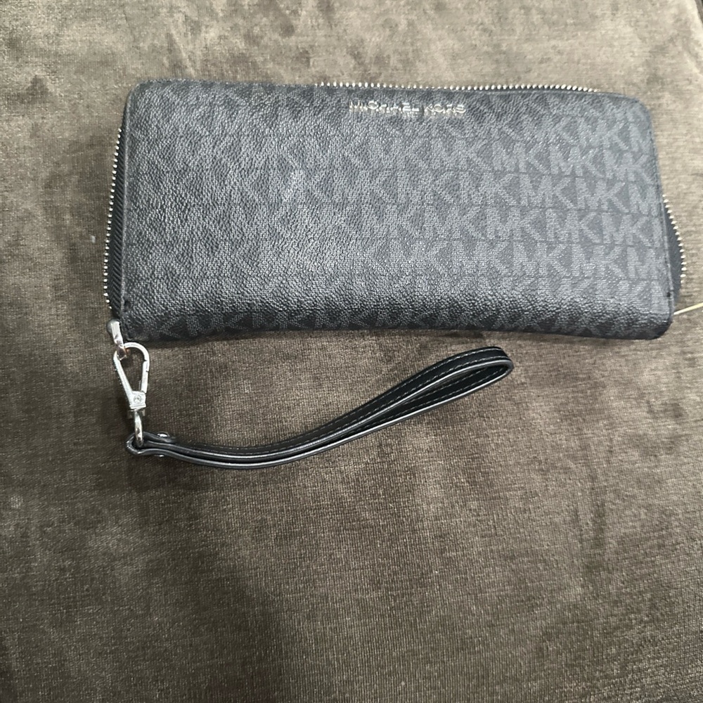 Michael Kors Large Travel Wallet with Continental Logo Jet Set Signature